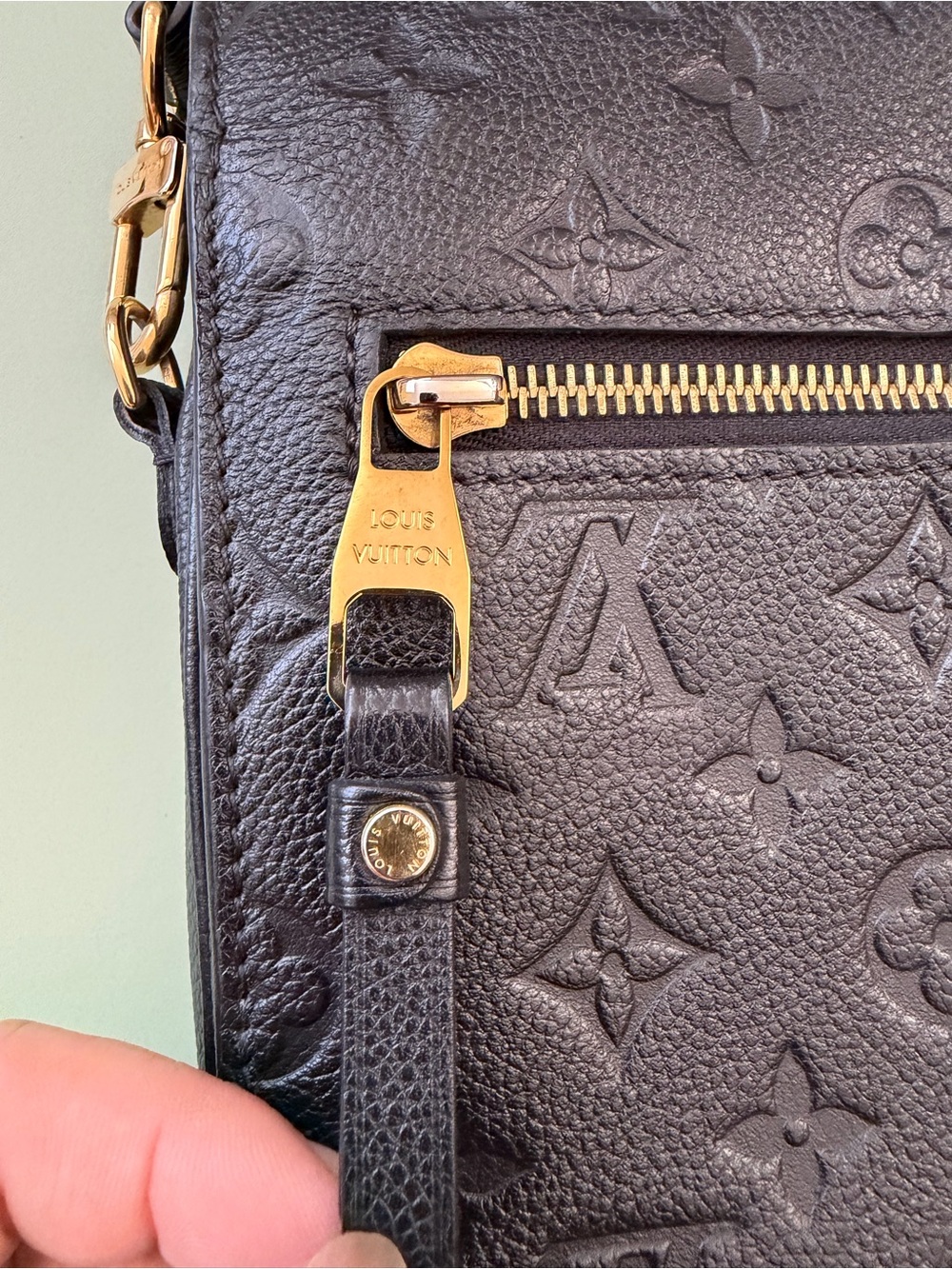 Louis Vuitton Noir Pochette Metis Monogram Empreinte Crossbody Gold Hardware - Picture 5 of 10
